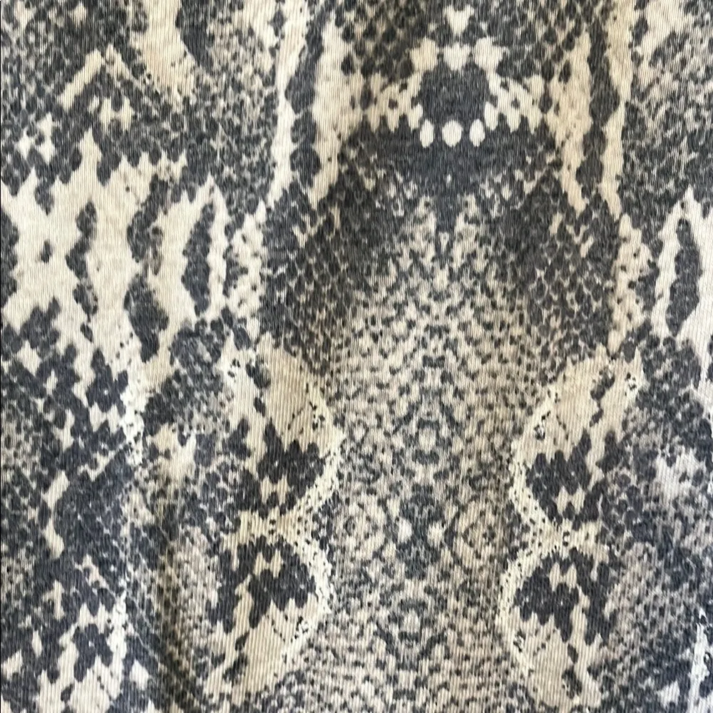 Gray Short Sleeve Tee with Elegant Pattern - Image 4