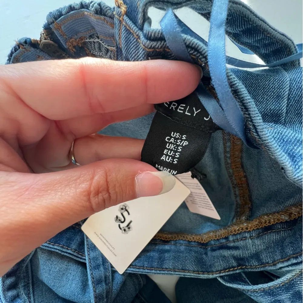 NWT  Jumpsuit denim jean  flare leg smocked back small - Image 8