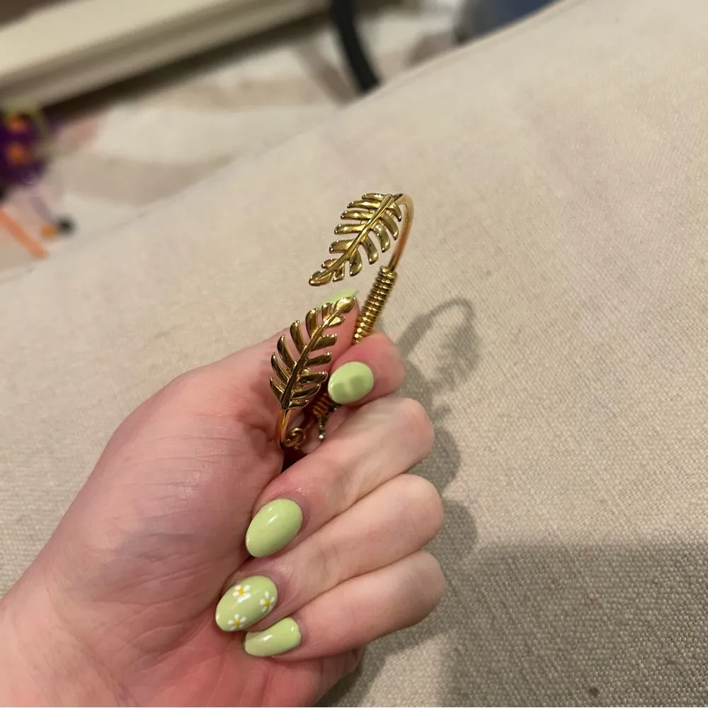 Kinsley Armelle Laurel Leaf Gold Bangle Bracelet - Image 6