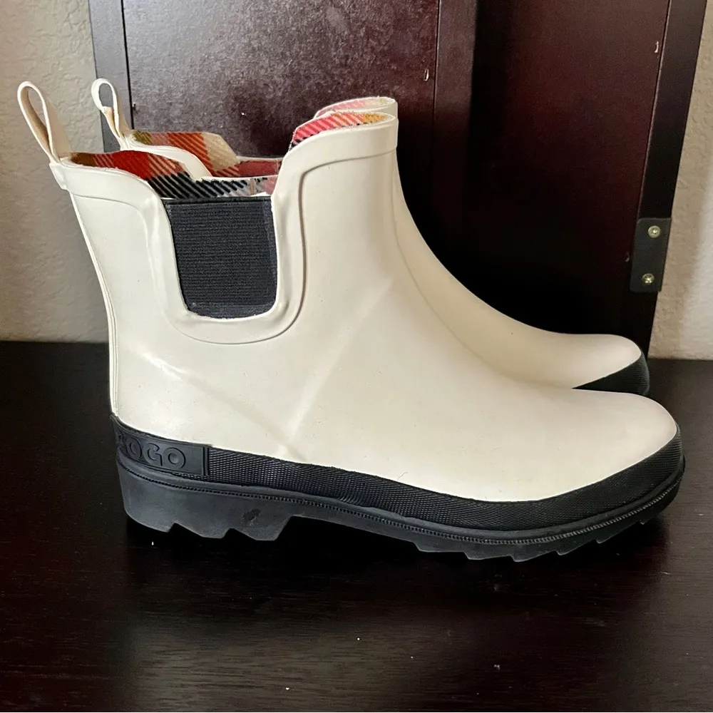 GOGO Chelsea Rain Boot Size 7 - Image 2