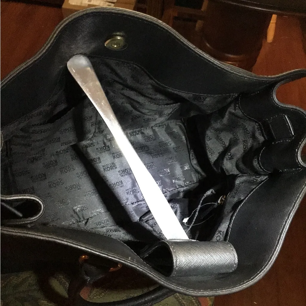 Michael Kors New HamiltonTraveler Leather Purse
NWT/NEW 35F6GHXT3L BLACK LEATHER - Image 7