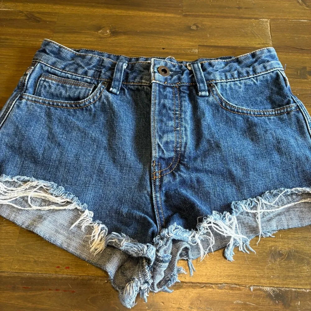 Free People Logan High Rise Cut Off Jean Shorts Distressed Button Fly Booty 26 - Image 3