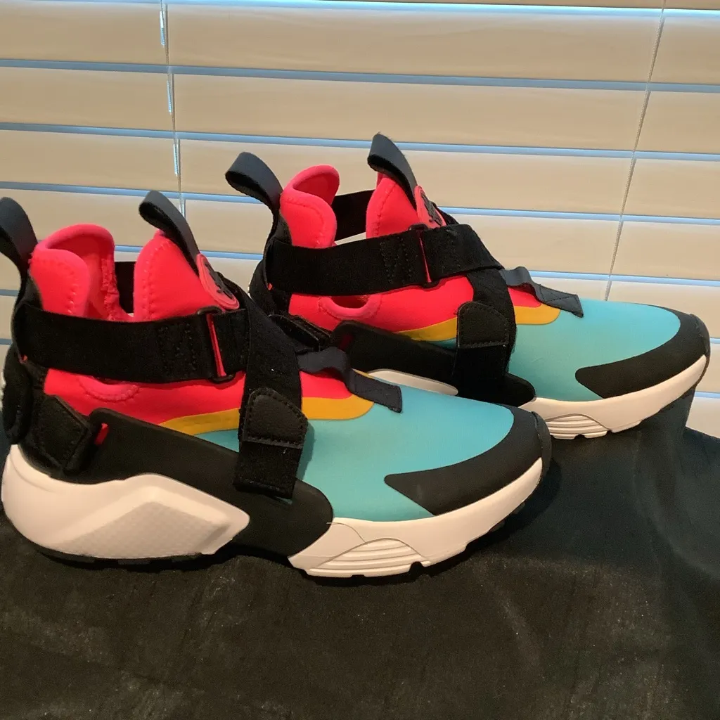 Nike Women’s Air Huarache City Multi-Color WORN ONCE For inside photo shoot RARE - Image 5