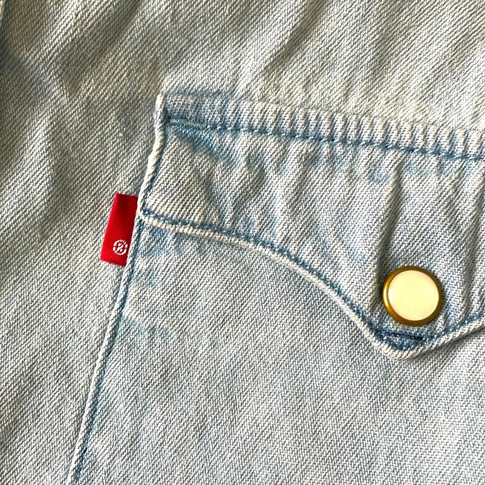 Levi’s shirt jacket woman’s blue standard short sleeve shirt Sz Med - Image 20