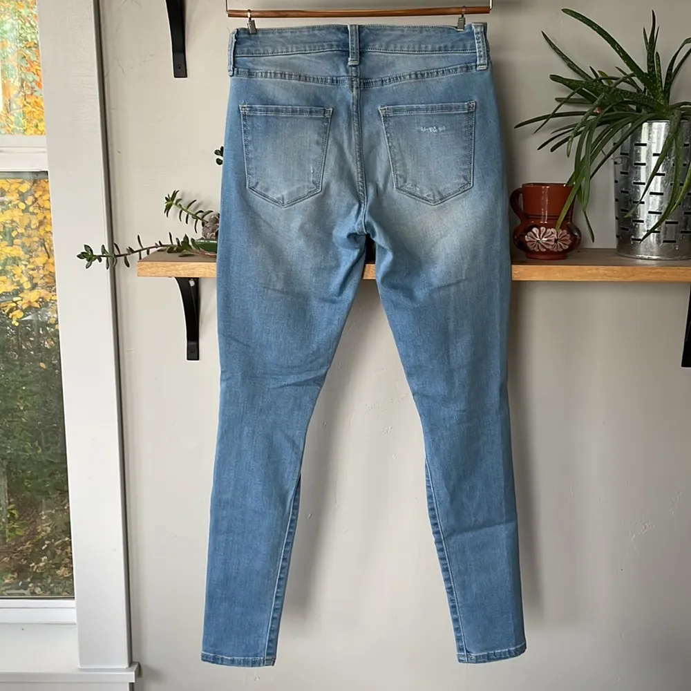 Arizona Jean Co. Light Wash Distressed Skinny Jean Jegging with Knee Rips Size 5 - Image 6