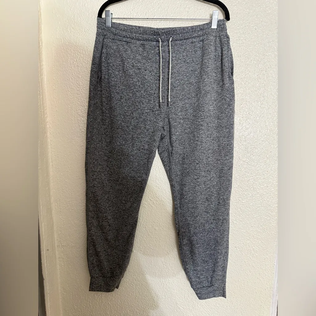 Vuori Heathered Gray Women's performance Joggers size Large - Image 2