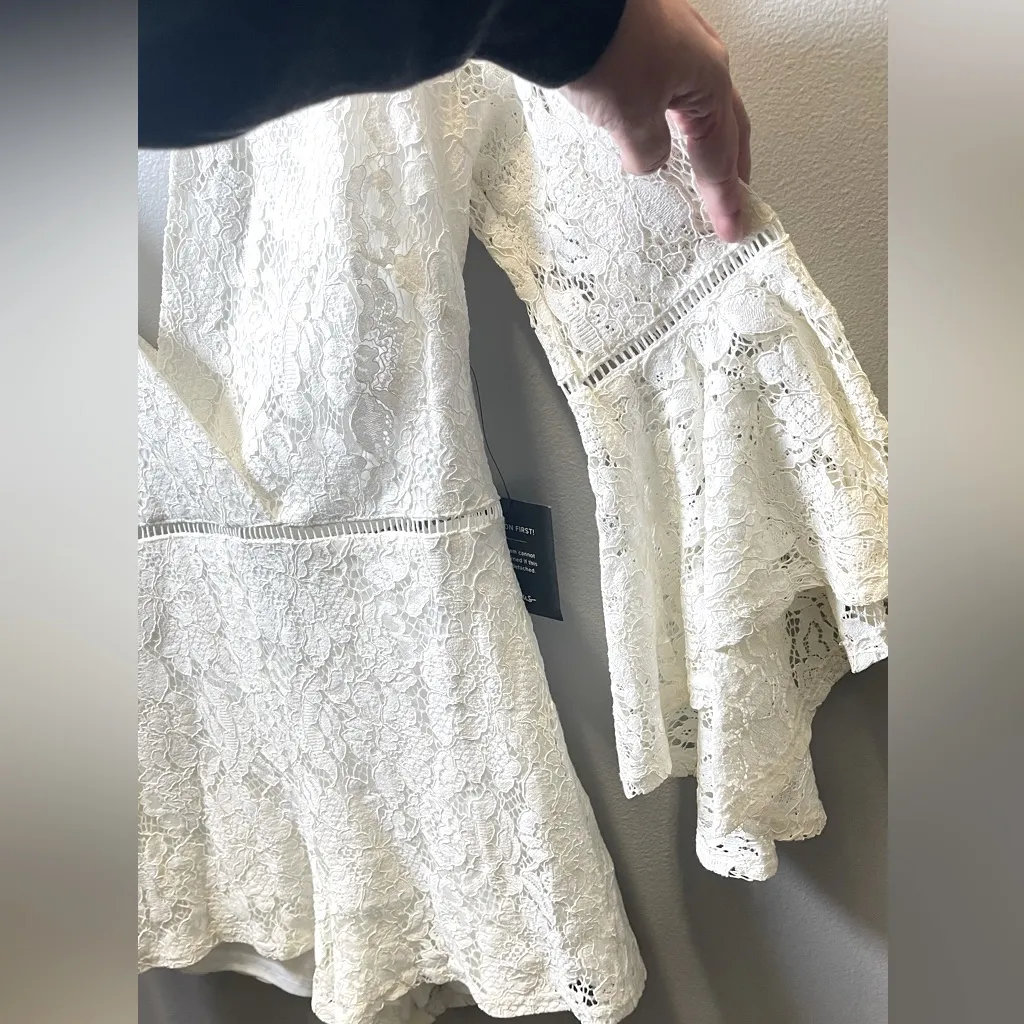 Lulu's‎ Women's NEW Babygirl White Lace Faux Wrap Romper Bell Sleeves Size Large - Image 9