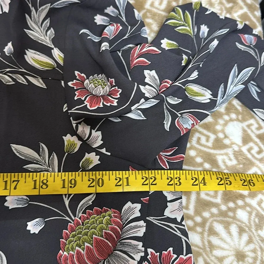 Loft Outlet Floral Boatneck Blouse with peekaboo Closure in back Sz xl - Image 6