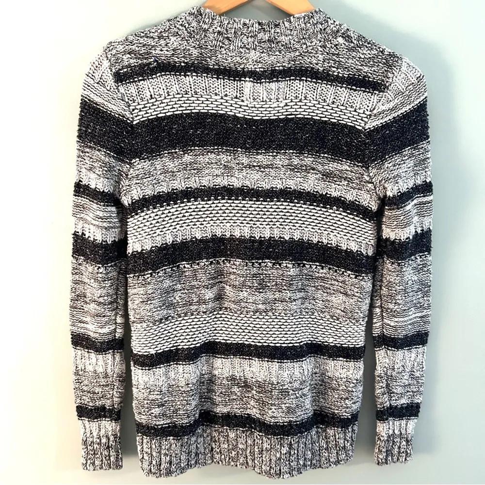 Abercrombie & Fitch Three Button Pocket Cardigan. Size Small. - Image 8