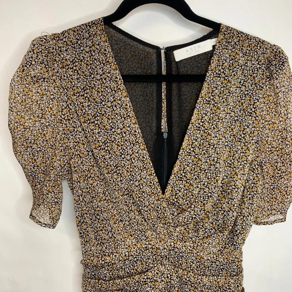 ASTR Black Gold Ditsy Floral Shirred Botton Mini Dress Sz Medium - Image 9