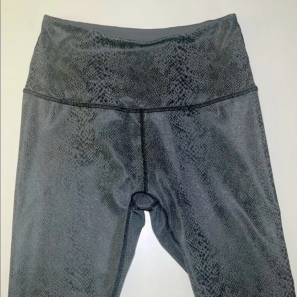 Beyond Yoga Viper Snake Skin Pattern High Waisted Midi Leggings Medium - Image 4