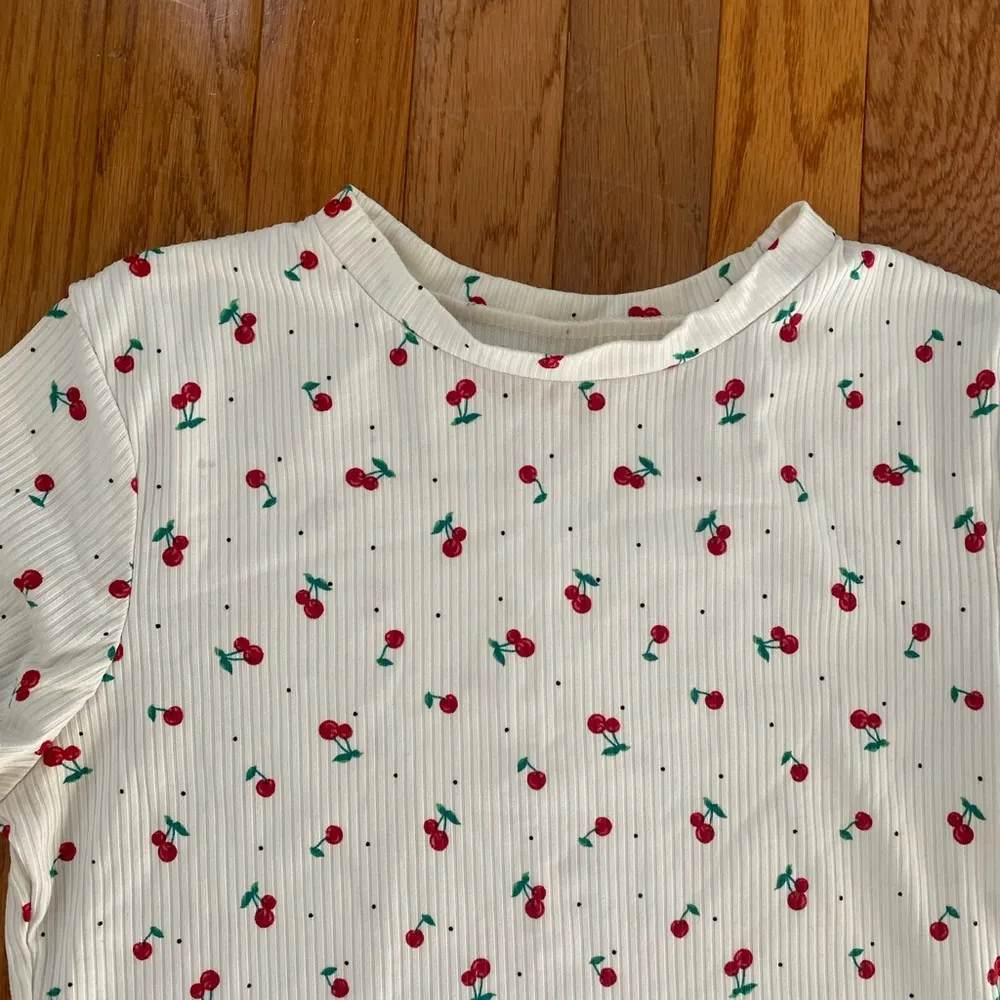 white red and green summer cherry shirt Size M - Image 2