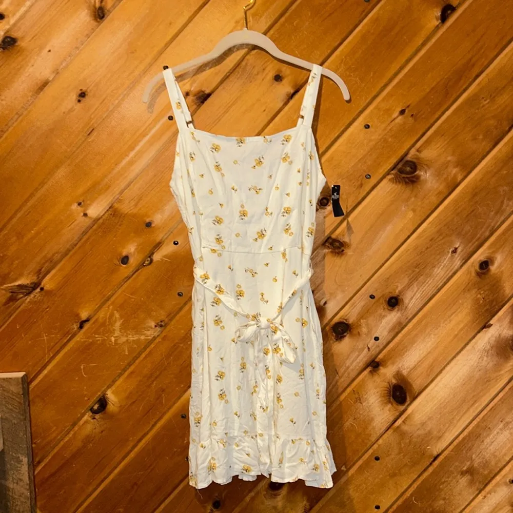 Hollister white with dainty yellow flowers belted mini dress NWT - Image 3