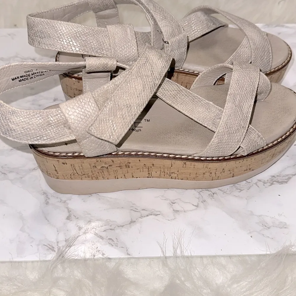 Boutique by Corkys size 7 Oro sandals wedges Brown - Image 5