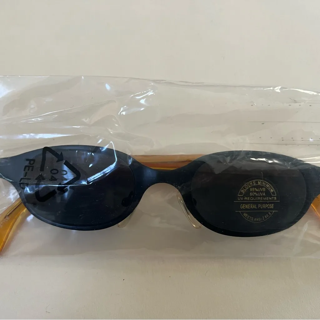 LOT OF 2 BLACK UNISEX SUNGLASSES BLOCKS 95% UVB 60% UVA NEW IN PLASTIC PACK - Image 5