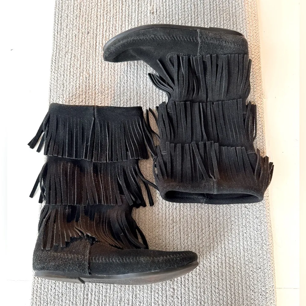 Minnetonka 3-Layer Fringe Boot Black Genuine Suede Fringe Moccasin Boots Size 9 - Image 2
