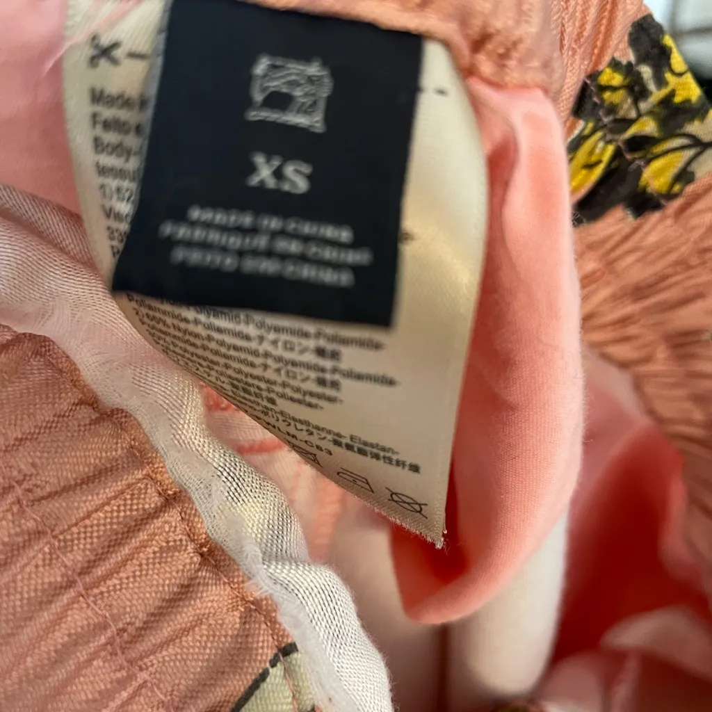 Scotch and Soda Satin Cropped Pants with Red Accents - Image 5