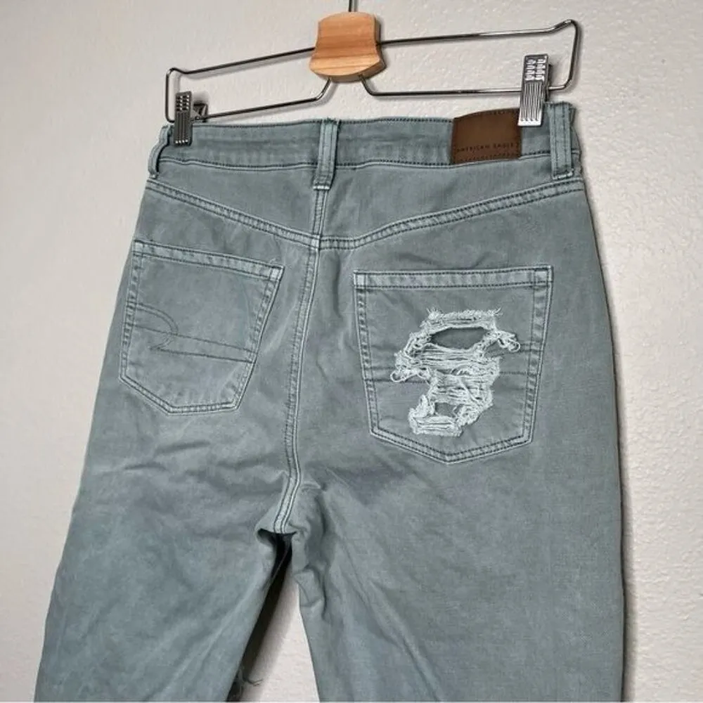 American Eagle distressed ripped high waisted light Wash mom jeans size 6 short - Image 5