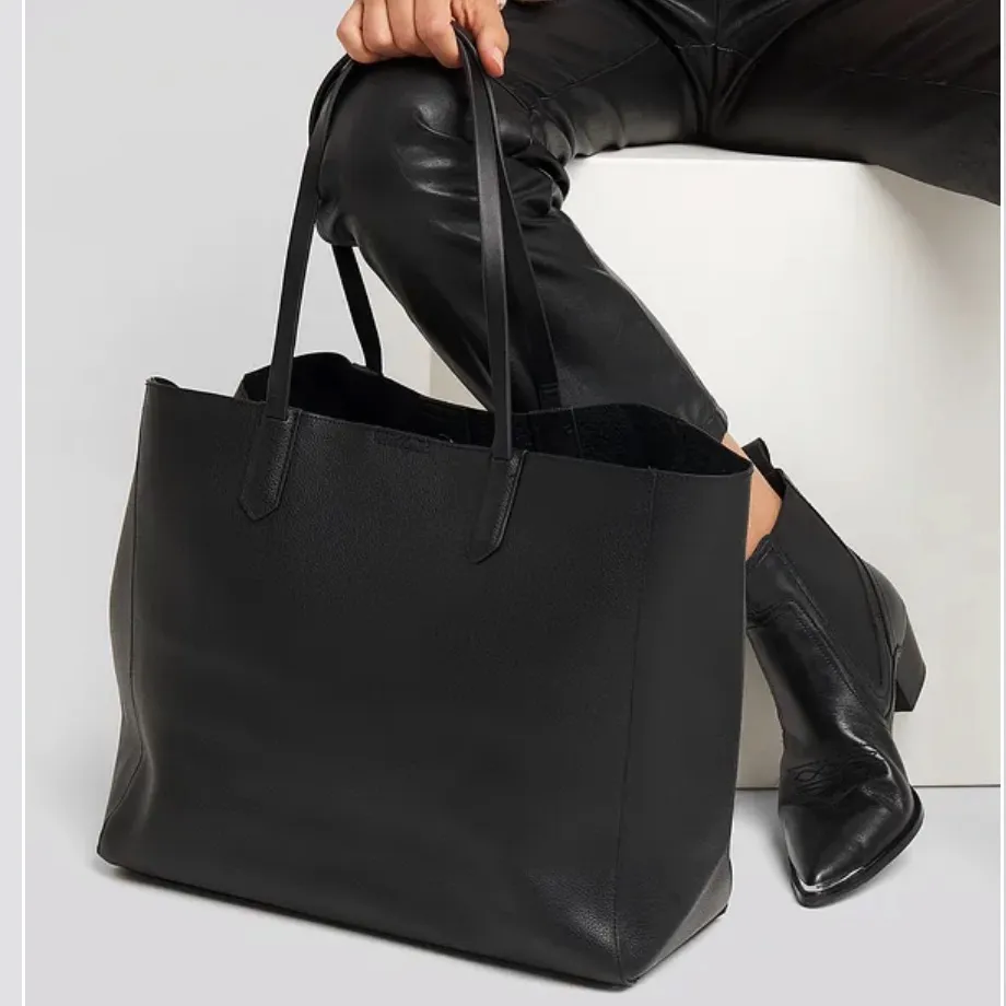 Serra  purse tote in black with insert bag - Image 2