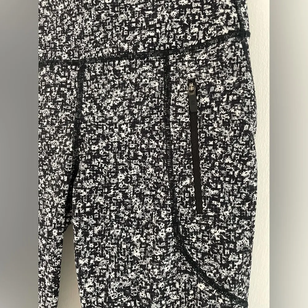 LULULEMON Invigorate 7/8 Tight in Daisy Dust Alpine White Black / Black Size 6 - Image 10