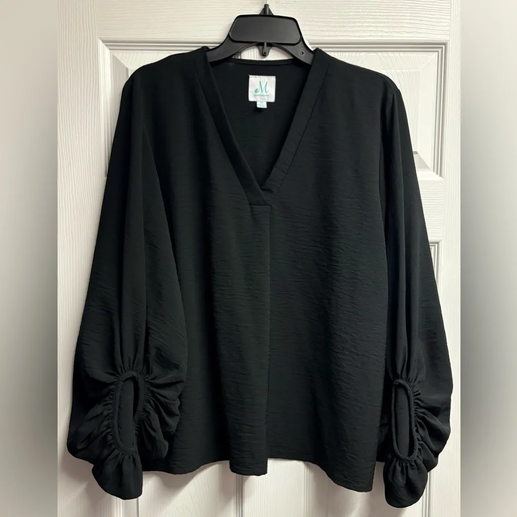 The Mint Julep Boutique Black Bubble Sleeve Blouse Size Medium - Image 2