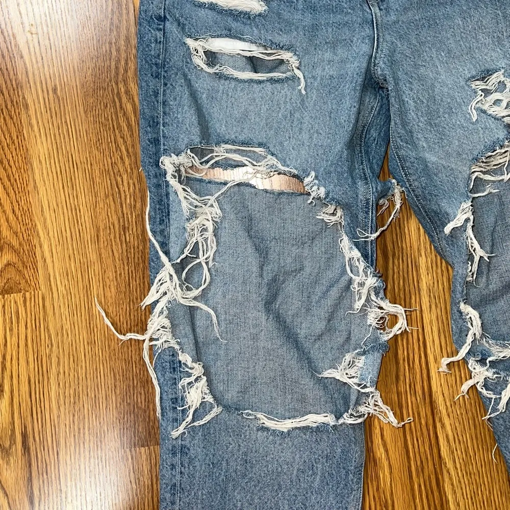 Funky American Eagle 90s Boyfriend Ripped Jeans! - Image 3