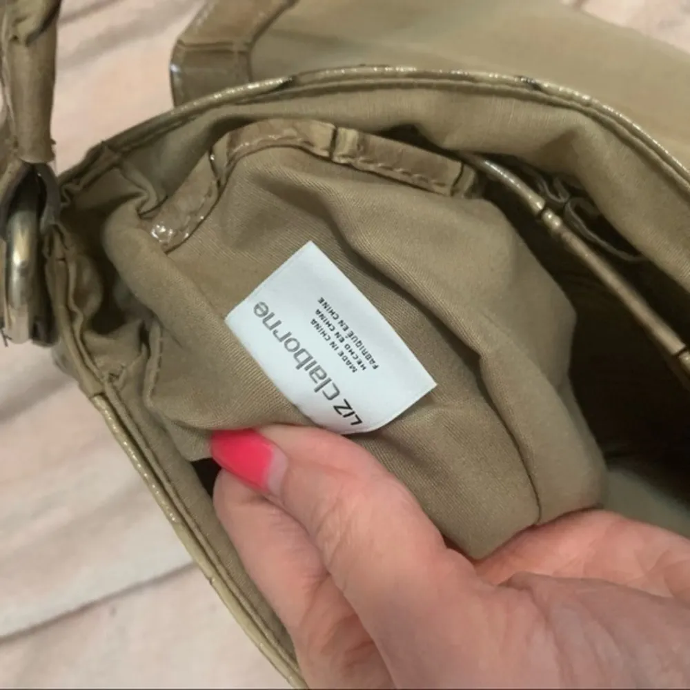 Logo stamp flap gator Liz Claiborne shoulder bag. - Image 6