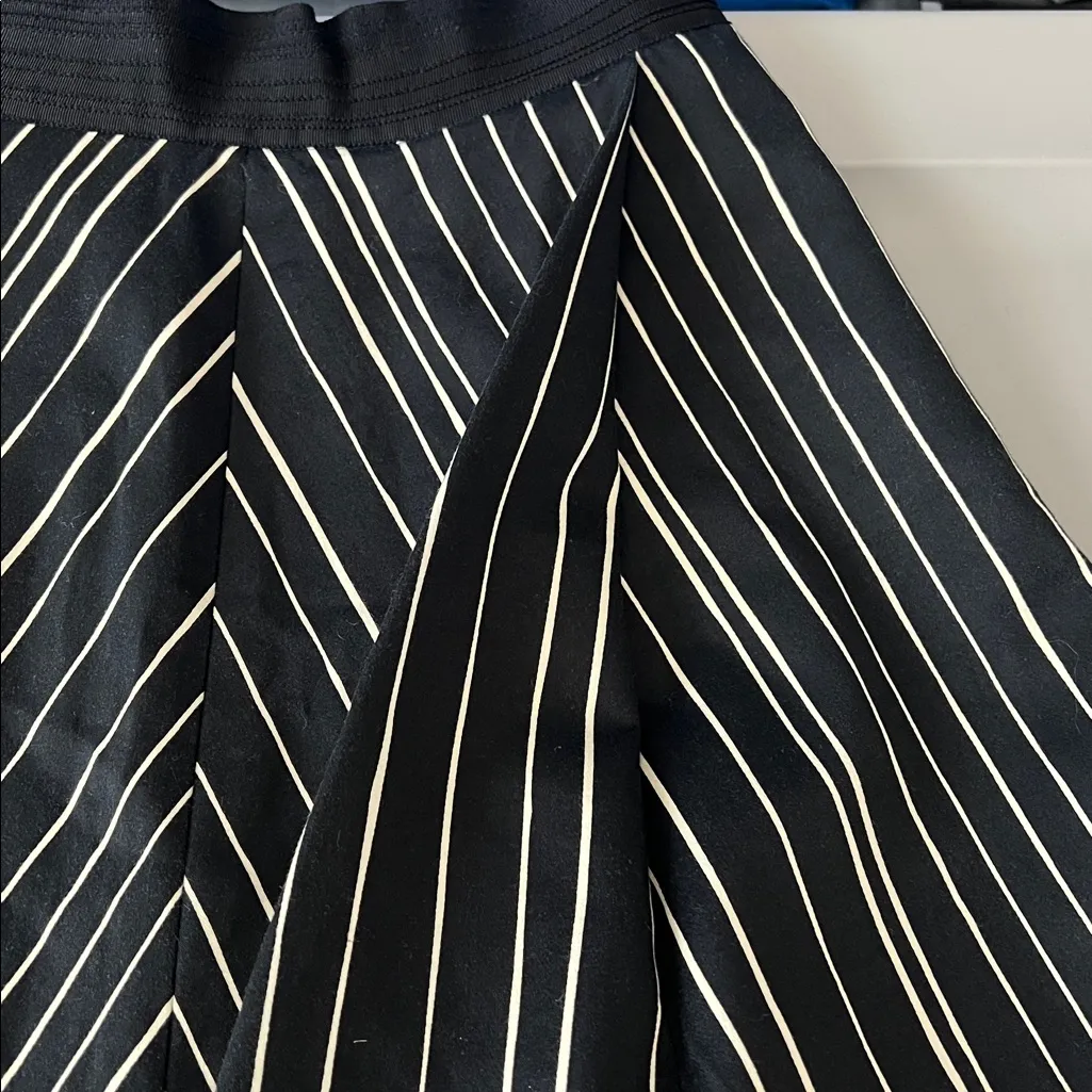 Alice + Olivia Striped Flare Mini Skirt Black/White Size 2 - Image 9