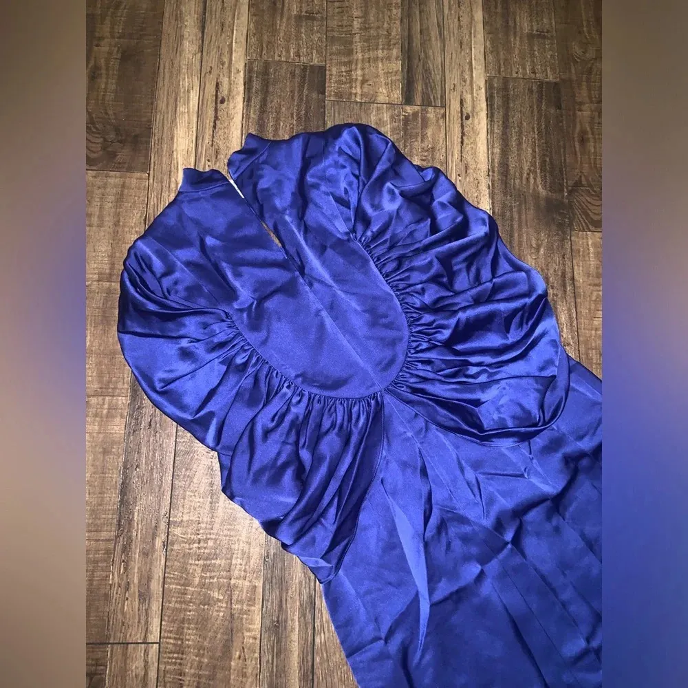 Theia satin blue Carrie 3D floral cape dress rare size 10 800$ - Image 11