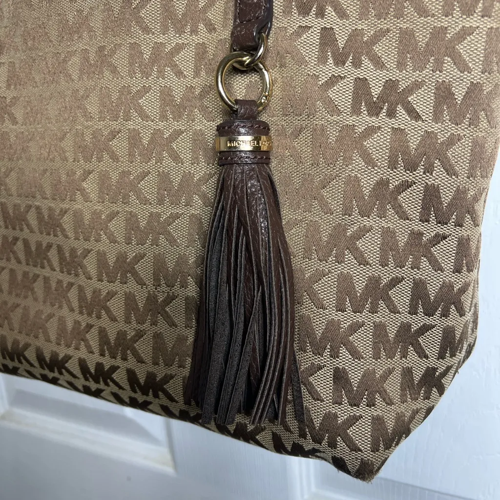 Michael Kors Jet Set Tassel Chain Tote/Purse - Image 3