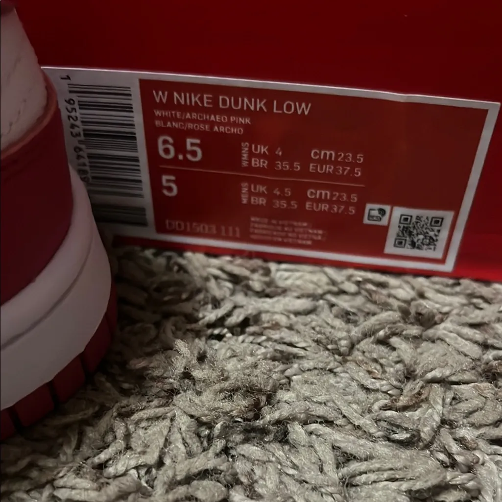 Nike White and Pink Sneakers Classic Design - Image 2