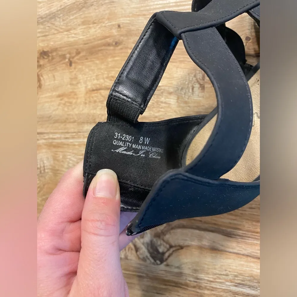 Easy Street | black,strap sandals, Size 8 - Image 2