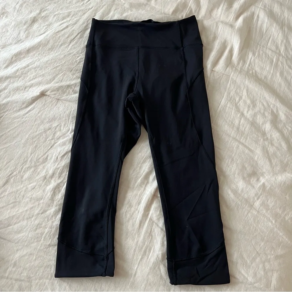 Lululemon In Movement Crop *Everlux 19" Black (First Release) sz 6 - Image 2