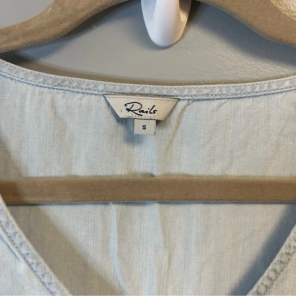 Rails Top Sleeveless Mira Peplum Top in Light Vintage Chambray Sz S EUC - Image 4