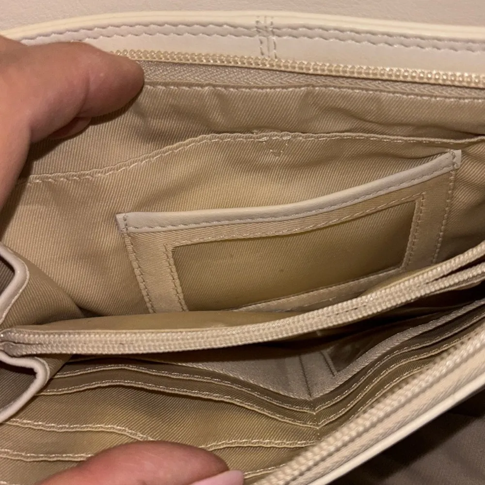 CREME COLOR LEATHER CROSSBODY WITH ADJUSTABLE STRAP
SILVER HARDWARE RFID Silver - Image 4