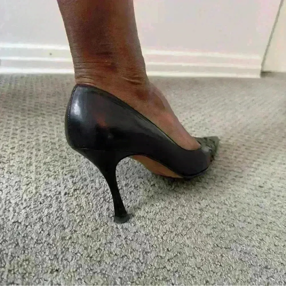 Manolo Blahnik Black Leather Cutout Pointed Toe Stiletto Heel Pumps Size 38.5 - Image 4