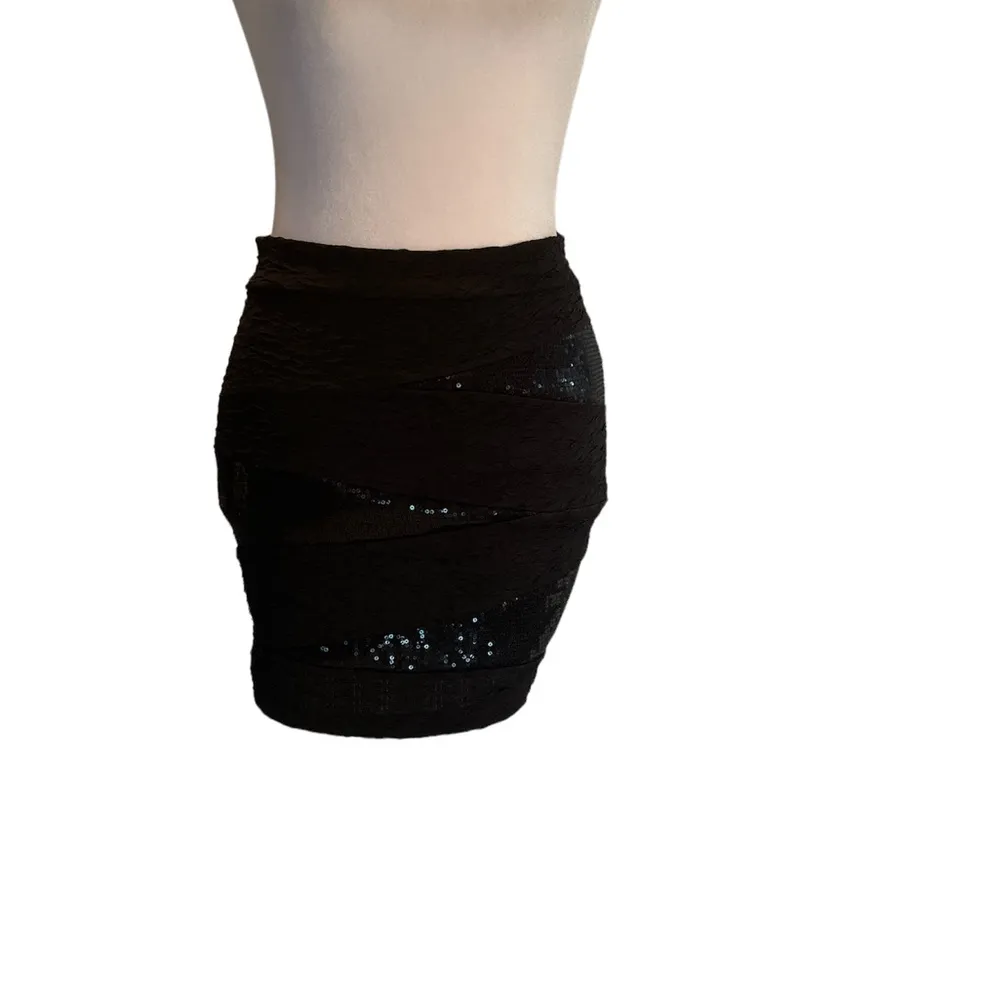 Forever 21 Black Mini Skirt with Sequins Stretchy Zip Up Back Size Small - Image 2