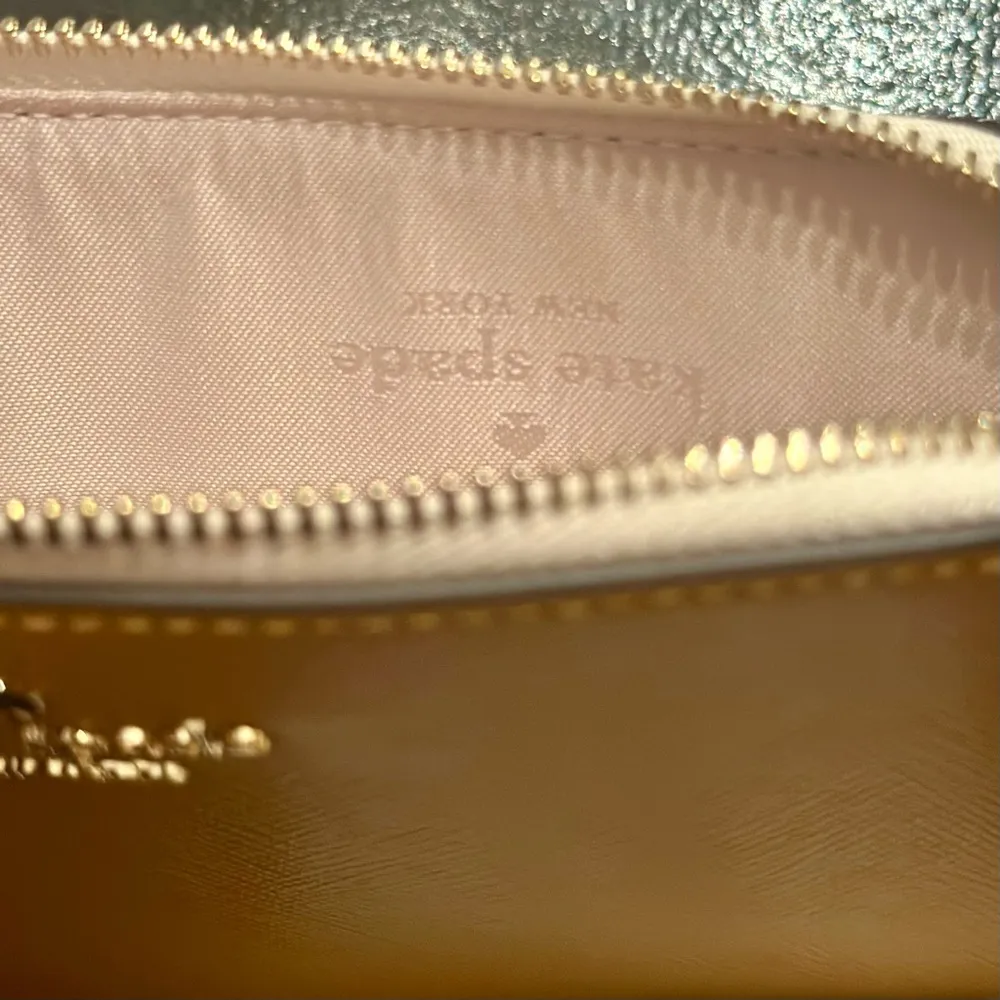 NWT Kate Spade New York  LUCY BICOLOR SMALL L ZIP WRISTLET - Image 7