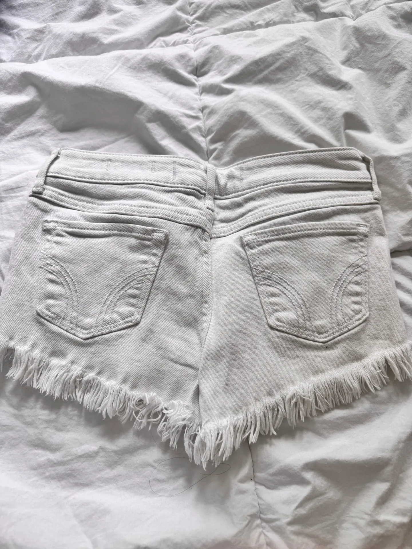 White Low-Rise Jean Shorts Hollister - Image 3