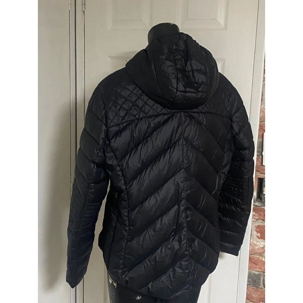 BCBG Ultra LIghtweight Packable Down Hooded Jacket in Black Size XL - Image 5