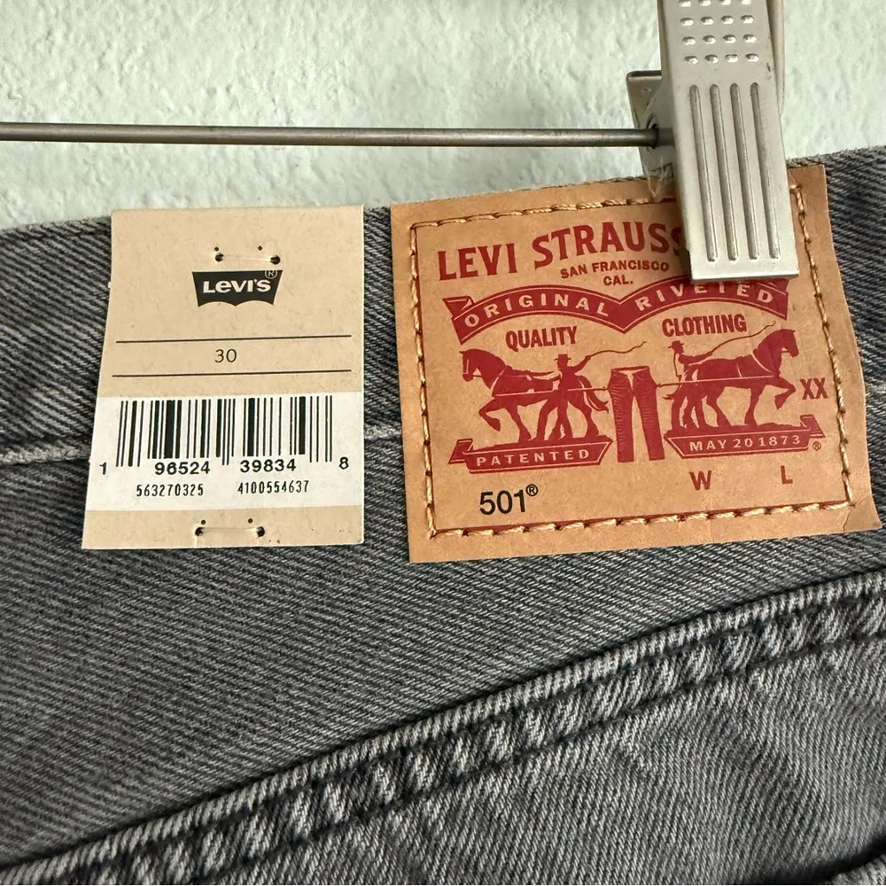 Levi's Premium 501 Original Fit High Rise Shorts in Faded Black. Size 30 - Image 5