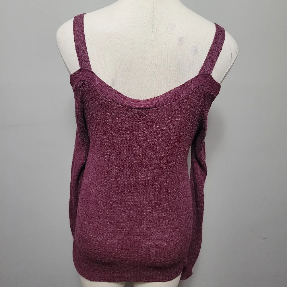 Daytrip cranberry waffle knit cold shoulder sweater size small - Image 6