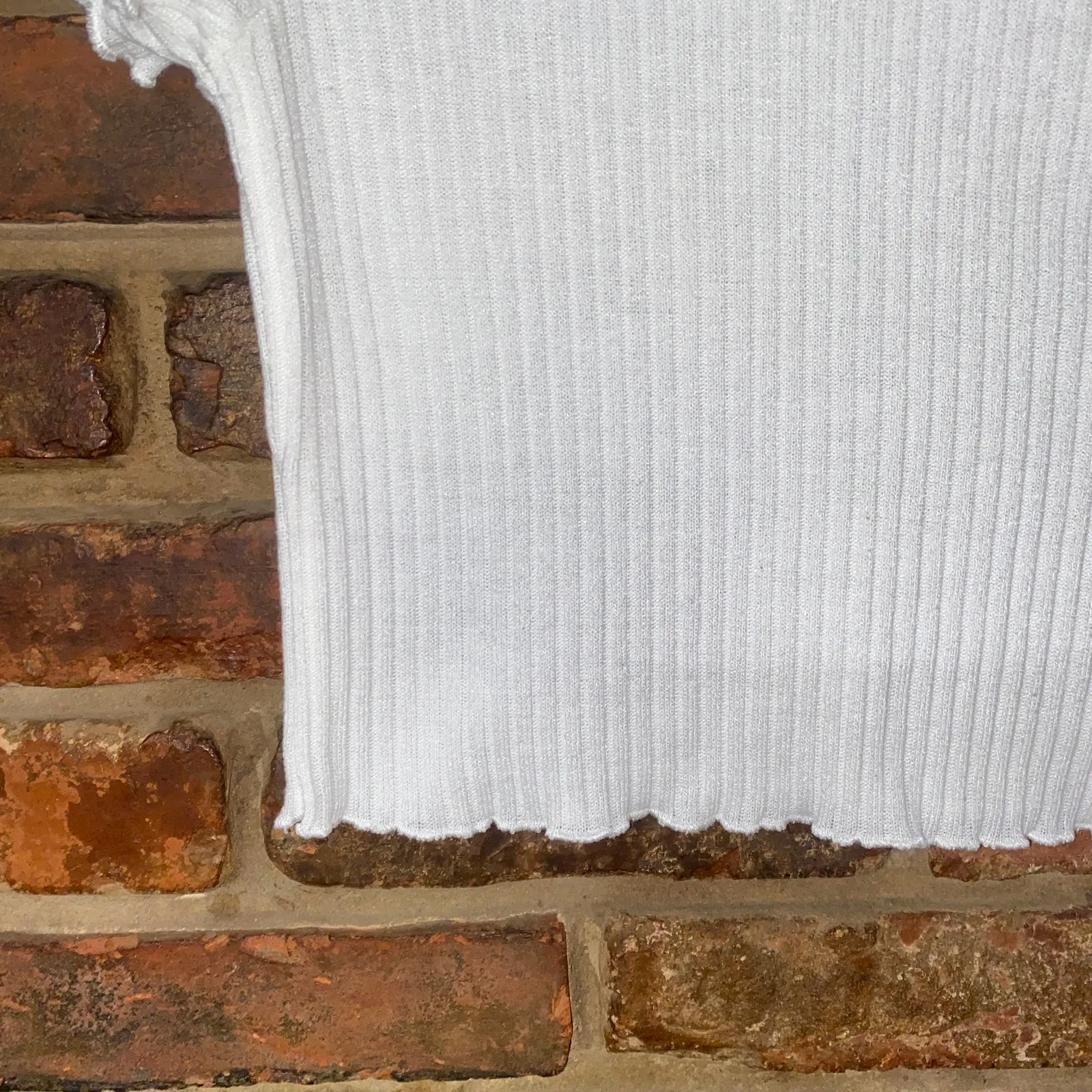 SheIn White Ribbed Knit Ruffled Trim Short Sleeve Crop Top Women's Size Medium - Image 3