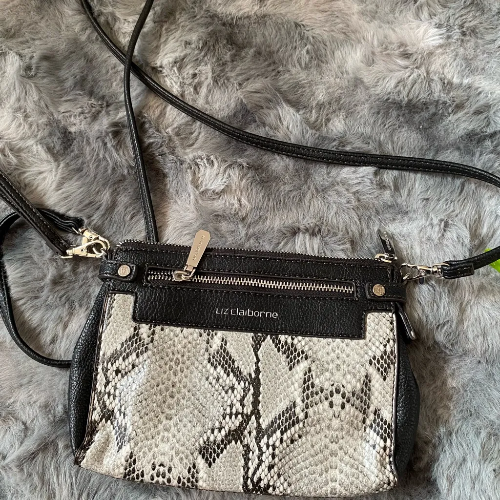 Liz Claiborne Black and Cream Crossbody  NWOT - Image 6