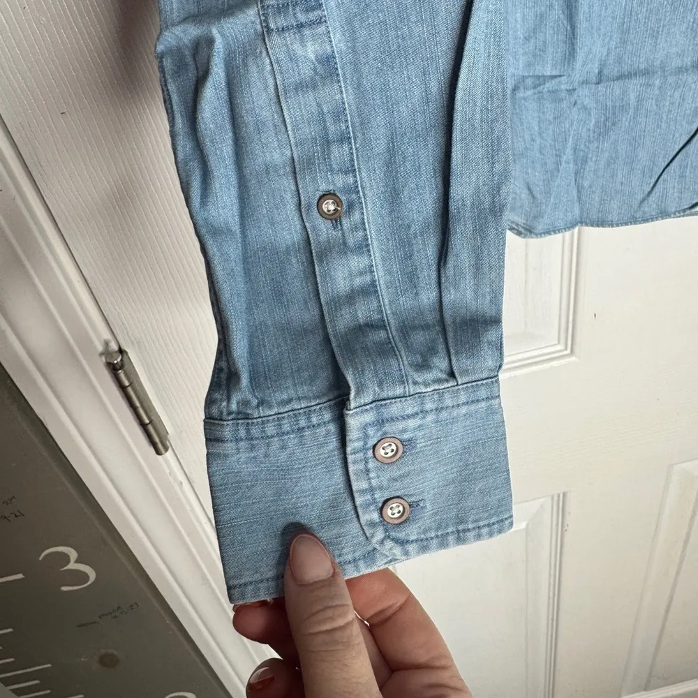 UNTUCKIT NWT Woman’s Alleanza Denim Chambray Button Down Top Pockets Size 2 Blue - Image 5