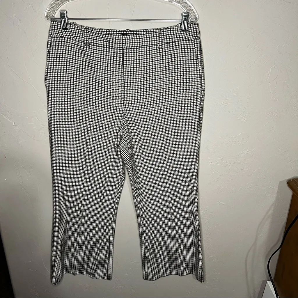 Karl Lagerfeld Paris Houndstooth Beige Plaid Cropped Flare Pants - Image 5