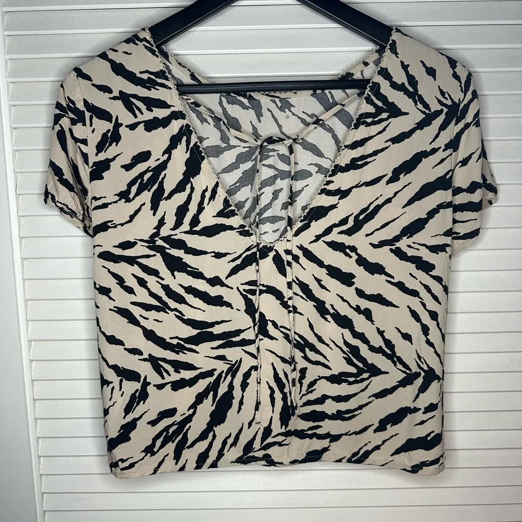 🖤✨Abercrombie & Fitch Black and Tan Animal Print Short Sleeve Blouse - Image 5