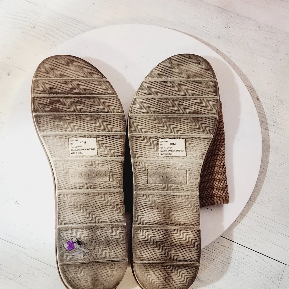 Kelly & KATIE Ari Sandal Taupe sz 10M - Image 9