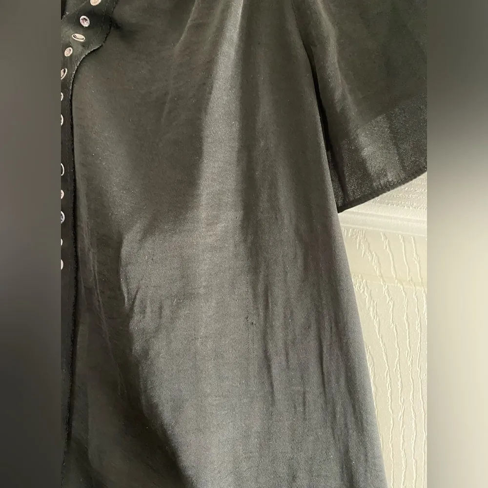 Vince Camuto Stud Trimmed Hammered Satin Blouse Size Small - Image 10