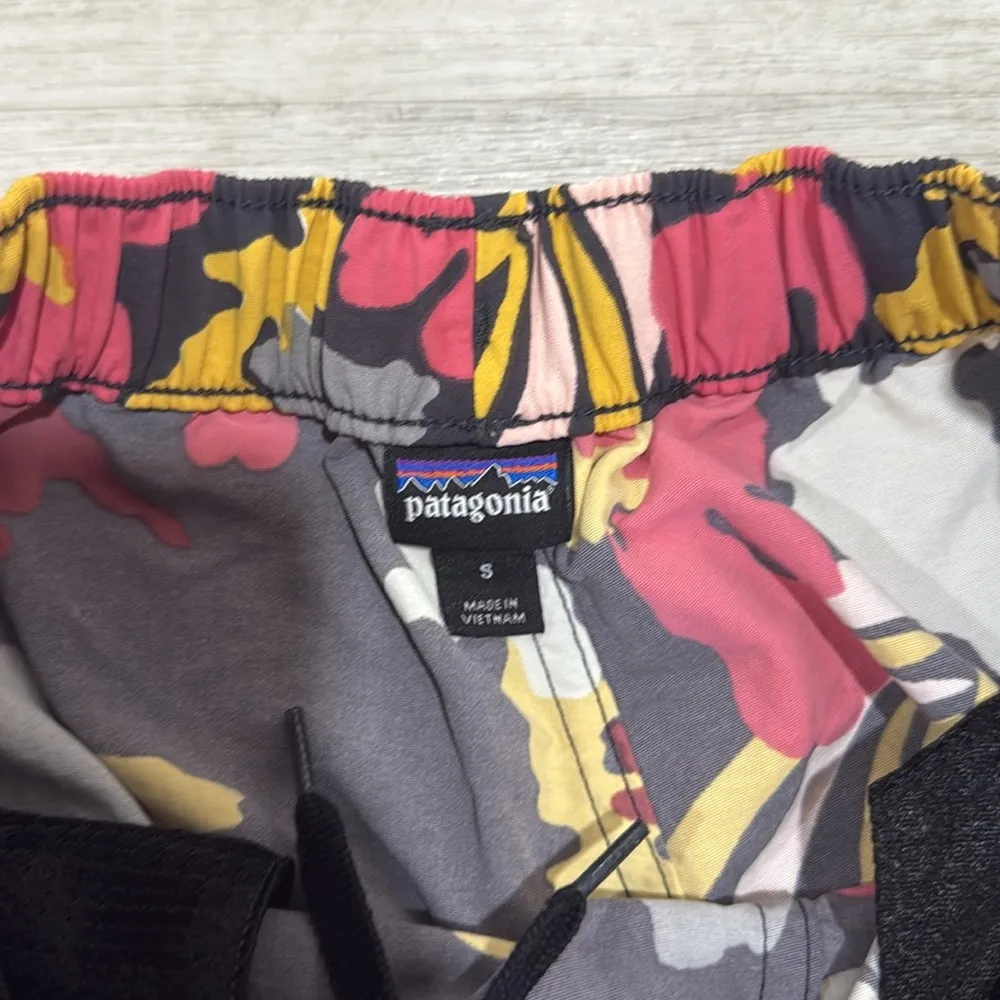 Patagonia women’s barely baggies floral hibiscus shorts - Image 6